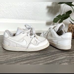 Nike toddler son of force in white on white and gum bottom sole. size 8c